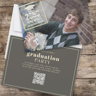 Invitación Graduado Foto Moderno Gold Guay Grad Stamp QR Code