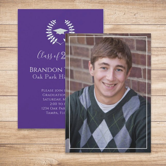 Invitación Graduado Sencillo y Elegante Hojas de Laurel Púrpu (Graduation photo announcement invitation with a purple color theme.)