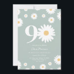 Invitación Gran aniversario de noventa cumpleaños de Daisy<br><div class="desc">Honra un hito verdaderamente grandioso con este diseño alegre y elegante. Con un patrón clásico de margaritas que se siente retro y moderno,  es perfecto para celebrar noventa años increíbles. Disponible en seis opciones de color.

#90cumpleaños #noventacumpleaños #papeleríadeaniversario #decoracióndemargarita #90añosjoven</div>