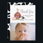 Invitación Granja Animales Barnyard White Birthday Gracias<br><div class="desc">Esta tierna y moderna tarjeta de fotos de agradecimiento para cumpleaños sin género incluye un cerdo,  pollo y vaca con un granero rojo en un fondo beige claro. El reverso presenta un fondo blanco con patrones de vaca negra. Personalice sus necesidades. Puedes encontrar productos coincidentes en mi tienda.</div>