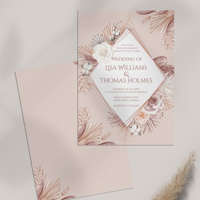Invitación Grasa Boho Rubor Pampas y flores secas (Boho Blush Pampas Grass and Dried Flowers Invitation on table.)