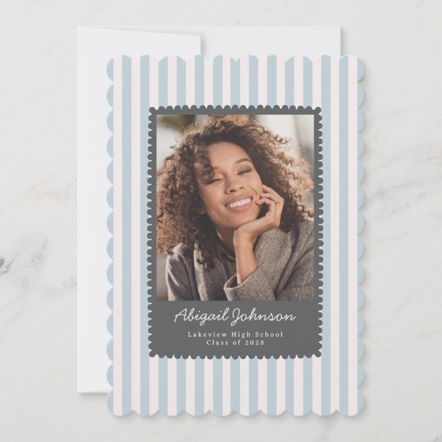 Invitación Gray Scalloped Graduation Photo Announcement (Anverso)