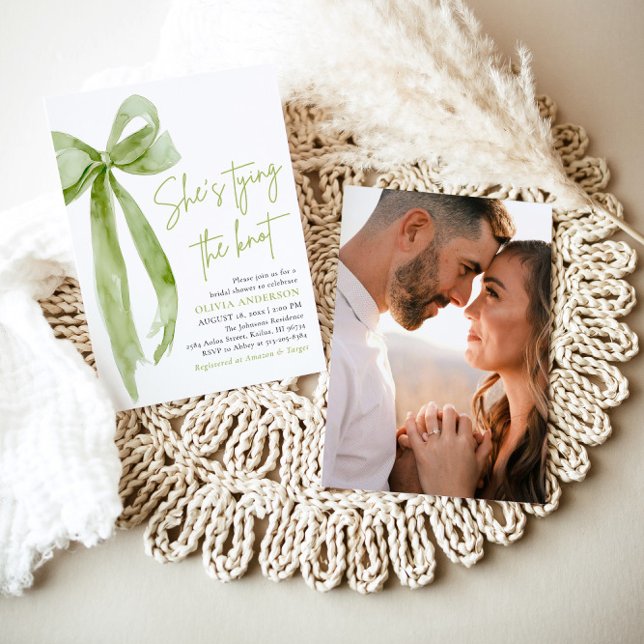 Invitación Green Bow que está atando la ducha nupcial (Modern Elegant Green Bow Ribbon Coquette She's Tying the Knot Arch Bridal Shower Invitation)