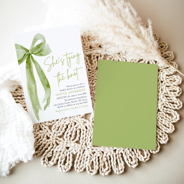 Invitación Green Bow que está atando la ducha nupcial (Modern Elegant Green Bow Ribbon Coquette She's Tying the Knot Arch Bridal Shower Invitation)