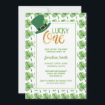 Invitación Green Clover Lucky One St Patrick's Kids Birthday<br><div class="desc">Lucky Una invitación de primer cumpleaños con tipografía caprichosa y elementos de suerte incluyendo un gorra y hojas de trébol verdes. Esta elegante y adorable invitación para el primer cumpleaños es para un niño o chica afortunado y perfecta para el Día de San Patricio o el tema irlandés.</div>