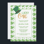 Invitación Green Clover Lucky One St Patrick's Kids Birthday<br><div class="desc">Lucky Una invitación de primer cumpleaños con tipografía caprichosa y elementos de suerte incluyendo un gorra y hojas de trébol verdes. Esta elegante y adorable invitación para el primer cumpleaños es para un niño o chica afortunado y perfecta para el Día de San Patricio o el tema irlandés.</div>