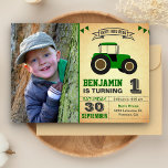 Invitación Green Farm Tractor Kids Photo Birday Party<br><div class="desc">Sorprenda a sus huéspedes con esta fresca fiesta de cumpleaños temática de tractores que incluye un bonito tractor de granja verde con una tipografía vibrante sobre un paisaje de pergamino vintage. Simplemente agregue los detalles de su evento en esta plantilla fácil de usar y adorne esta tarjeta con la foto...</div>
