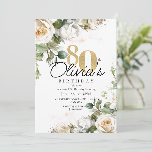Invitación Greenery White Roses & Gold 80th Birthday (Anverso de pie)