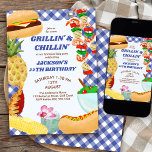 Invitación Grillin y Chillin BBQ Birthday Party<br><div class="desc">Invitación a la fiesta de cumpleaños barbacoa Grillín y Chillin con deliciosa comida a la parrilla en el cheque de gingham azul. El diseño incluye una hamburguesa, hotdog, pincho de pollo, kebab, maíz en la mazorca, una ensaladera, piña y una bebida. Grillin' & Chillin' está escrito en tipografía retro y...</div>