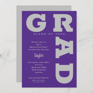Invitación Gris GRAD en negrita sobre graduación morada