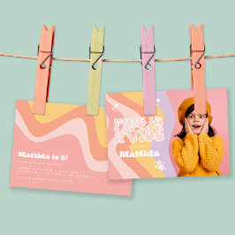 Invitación groovy arco iris cinco es una foto de margarita de
