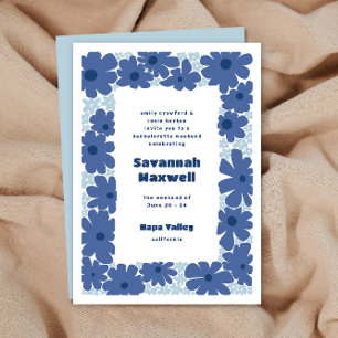 Invitación Groovy azul y blanco florece Boho Bachelorette