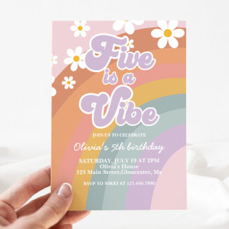 Invitación Groovy Five es una vibra Cumpleaños Retro Arcoíris