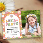 Invitación Groovy Flowers Chica Hippie Photo Birday Party<br><div class="desc">Una audaz invitación de cumpleaños hippie con poder floral,  perfecta para cualquier chica joven. El diseño groovy muestra mareas multicolores que bordean la caja blanca de arcos y ofrece espacio para una foto del chica de cumpleaños. Las modernas letras de estilo años 70 le dan un toque colorido.</div>