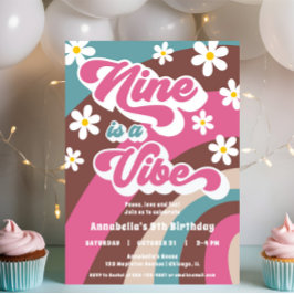 Invitación Groovy Nine es un chica verde azulado de color ros