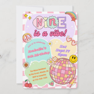 Invitación Groovy Nine es una Vibra Chica Retro Cumpleaños 9