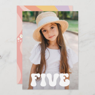 Invitación groovy rainbow 5 es una foto retro de vibe 60's