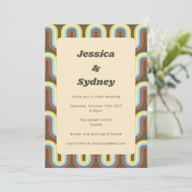 Invitación Groovy Retro Boda único verde oliva de los años 70 (Anverso de pie)