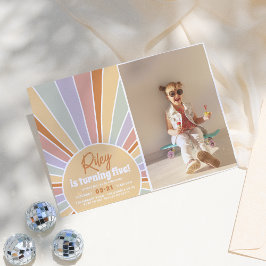 Invitación Groovy Sunshine Boho Daisy Arcoíris Foto Cumpleaño