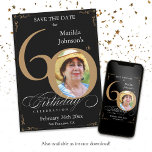 Invitación Guardar la fecha 60 cumpleaños oro y Personalizado<br><div class="desc">Guarda La Fecha 60 de Cumpleaños Invitación de Oro y Personalizado Negro. Y la elegantemente diseñada celebración especial de cumpleaños salva la fecha, con una foto personalizado de la persona de cumpleaños y caligrafía de escritura con elementos florecientes de época. Lo suficientemente sencillo para adaptarse a una variedad de temas...</div>