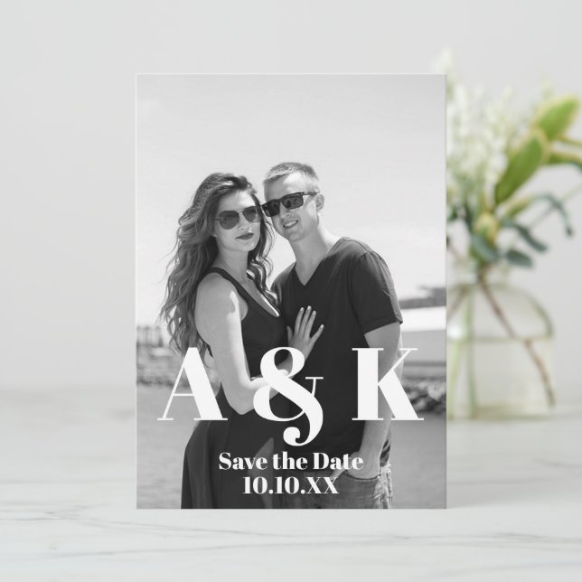 Invitación Guardar la fecha con foto personalizada y monogram (Anverso de pie)