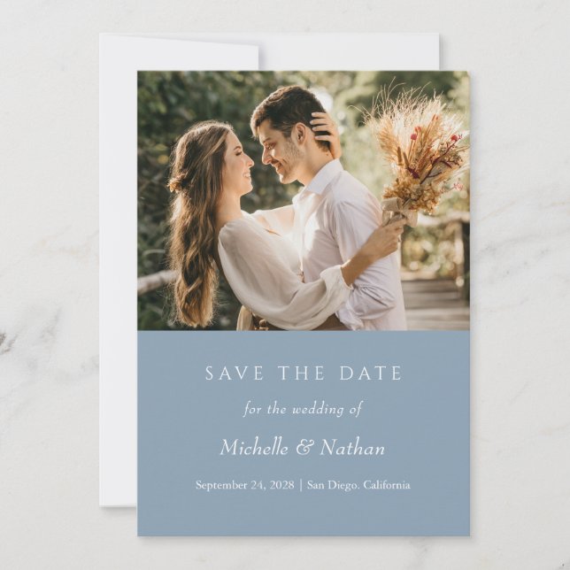 Invitación Guardar la fecha de boda con monograma azul polvor (Anverso)