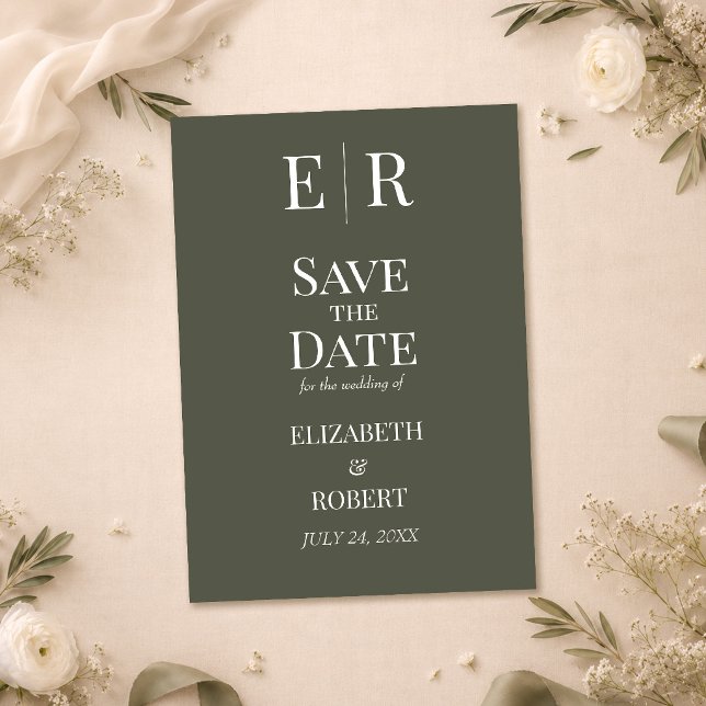 Invitación Guardar la fecha de boda con monograma de oliva os (Dark Olive Monogram Wedding Save the Date Invitation on a wedding table with white flowers)
