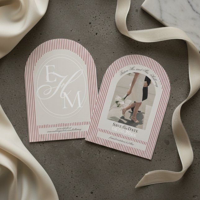 Invitación Guardar la fecha de la foto de raya roja con letra (Old Money Script Red Stripe Photo Save the Date Invitation)