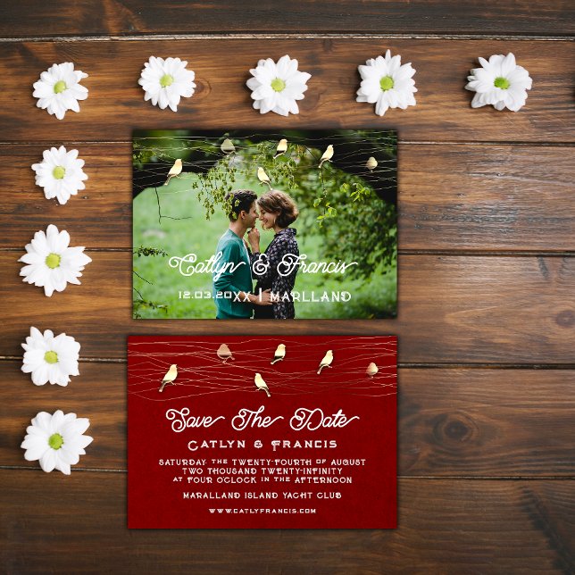 Invitación Guardar la foto de los pájaros dorados Kraft Digit (Save The Date Photo Golden Birds Kraft Digital Red Invitation)