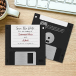 Invitación Guardar Mínimo El Boda Funny Del Código QR Retro D<br><div class="desc">Brinde a sus invitados una nostálgica explosión del pasado con esta divertida y única tarjeta de invitación Save the Date con un diseño de disquetes de los años 80. El estilo minimalista se acentúa con una tipografía simple que puede personalizar con los detalles de su boda. Pero eso no es...</div>