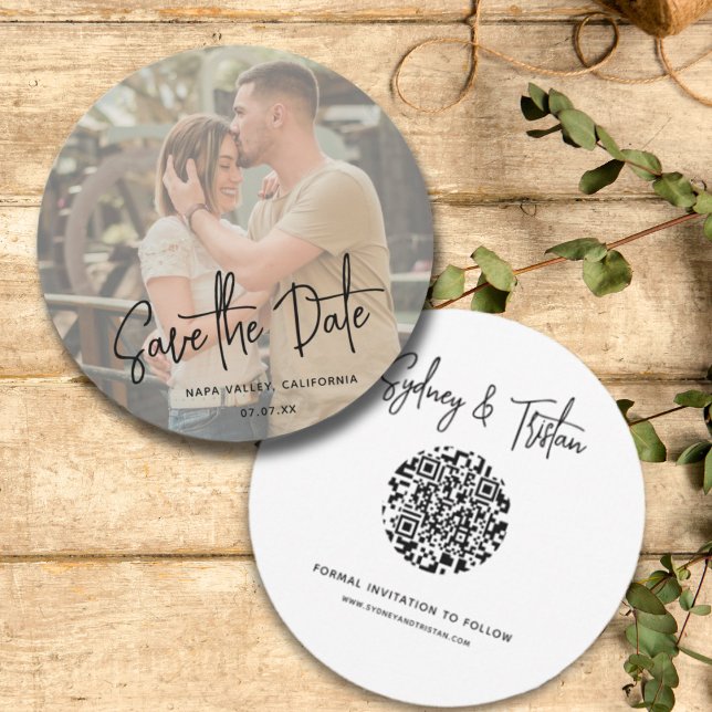 Invitación Guardar simple Boda de código QR de la ronda fotog (Simple Modern Rustic Wedding Photo Save the Date with Round QR Code Feature. Front and Back.)