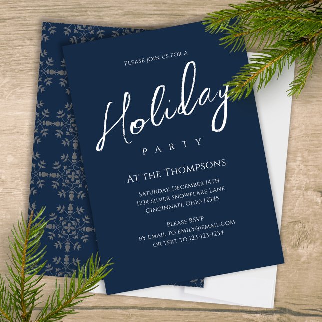 Invitación Guión de caligrafía azul de marina simple y modern (Elegant silver and navy blue snowflake pattern holiday Christmas party invitation. )