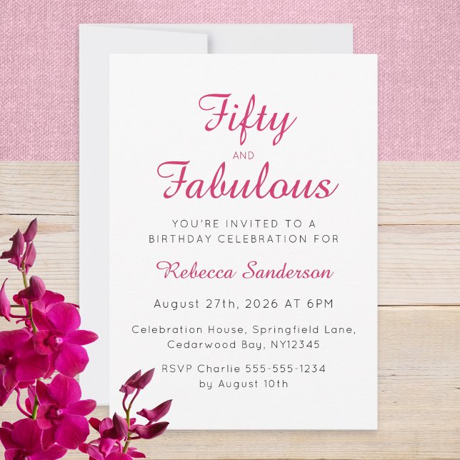 Invitación Guión de cincuenta y fabulosos cumpleaños 50 rosa (A stylish "Fifty and Fabulous" birthday invitation with elegant pink and black typography)