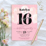 Invitación Guión de globos de globo de glam de cumpleaños 16<br><div class="desc">"Feliz dulce 16". Envíe esta impresionante, sencilla, festiva, moderna, personalizada invitación para una fiesta que recordar. Tipografía negrita, gráfica, negra y escritura manuscrita superponen globos rosados y luces de cuerda brillantes de oro en un fondo rosa suave y claro. Personalice el texto del personalizado con el nombre de su hija,...</div>