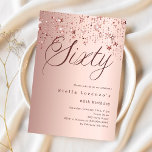 Invitación Guión de las estrellas de oro Rosa de 60 años<br><div class="desc">Una invitación moderna y de diseño para una fiesta de cumpleaños número 60. Fondo de gradiente de oro Rosa y la palabra Cincuenta escrita con letras grandes y elegantes en oro rosa oscuro. Estrellas de color oro Rosa. Personalice y agregue un nombre y detalles del fiesta.</div>