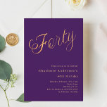 Invitación Guión de oro morado 40 cumpleaños<br><div class="desc">Una invitación moderna y de diseño para un fiesta de 40 años. Un fondo morado y la palabra Cuarenta escrita con letras grandes y elegantes de guión en falso oro. Personalice y agregue un nombre y detalles del fiesta.</div>