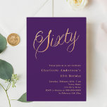 Invitación Guión de oro púrpura 60 cumpleaños<br><div class="desc">Una invitación moderna y de diseño para una fiesta de cumpleaños número 60. Un fondo morado de color y la palabra Sixty escrito con elegantes letras de guión grandes en falso oro. Personalice y agregue un nombre y detalles del fiesta.</div>