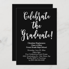 Invitación Guión de pincel blanco celebra el partido de gradu