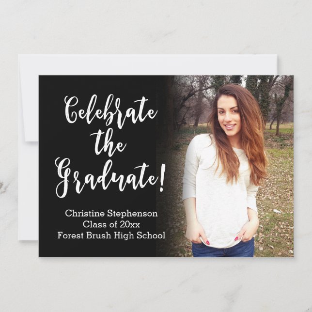 Invitación Guión de pincel blanco celebra la graduación de la (Anverso)
