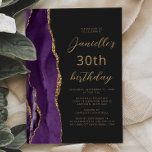 Invitación Guión de pizarra de oro morado 30 cumpleaños<br><div class="desc">El borde izquierdo de esta elegante y moderna invitación a la fiesta de cumpleaños 30 cuenta con un borde de batido color morado con un purpurina de imitación de oro. El texto de personalizable combina secuencias de comandos de color dorado y fuentes sans serif en un fondo negro de pizarra....</div>