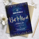 Invitación Guión de Relieve metalizado de Bat Mitzvah de la M<br><div class="desc">¡Estén orgullosos, regocijaos y exhiban este hito de su Bat Mitzvah favorito! Envíe esta impresionante, moderna, sofisticada y personalizada invitación para un evento que recordar. El guión gráfico de la caligrafía del Relieve metalizado de oro falso, Star of David, y el purpurina confetti, superponen un rico fondo de color azul...</div>