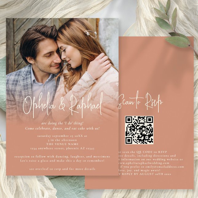 Invitación Guión de superposición QR Boho Terracotta boda (Front and back view. Available printed or dgitally)