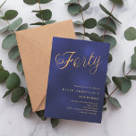 Invitación Guión dorado azul marino 40 cumpleaños<br><div class="desc">Una invitación moderna y de diseño para un fiesta de 40 años. Un fondo azul marino,  de color desigual y la palabra Cuarenta escrita con elegantes letras grandes de guión en falso oro. Personalice y agregue un nombre y detalles del fiesta.</div>