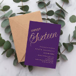 Invitación Guión dorado púrpura elegante Sweet 16<br><div class="desc">Una invitación moderna de Sweet 16. Un fondo morado y la palabra Dieciséis escritos con letras grandes. Personalice y agregue un nombre y detalles del fiesta.</div>
