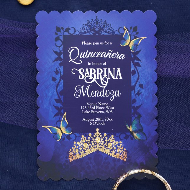 Invitación Guión elegante, Quinceanera azul real, Tiara de or (Elegant Sapphire Royal Blue, Gold Quinceanera Invitation with Golden Tiara Crown)