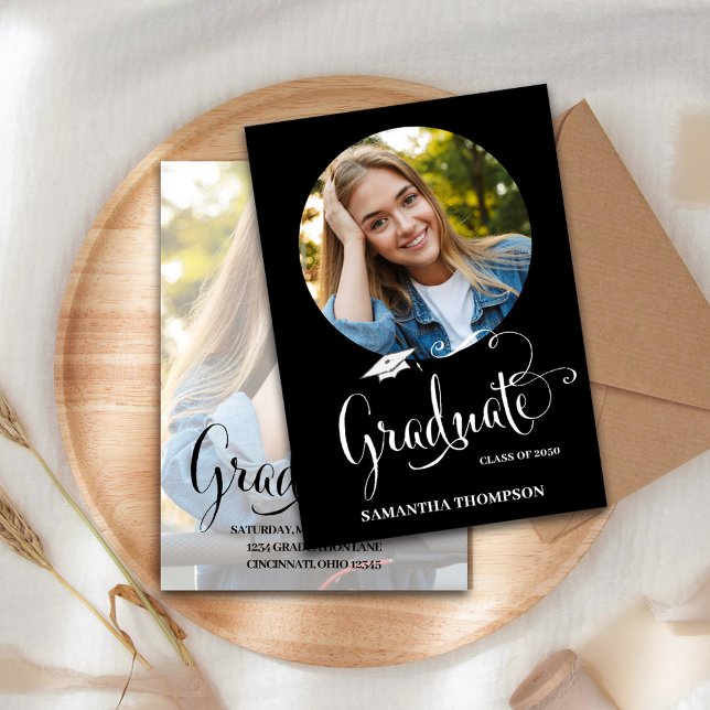 Invitación Guión fotográfico del partido de graduación en bla (Graduation stylish calligraphy grad hat two photo invitation announcement. )
