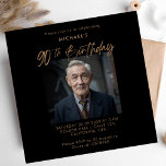 Invitación Guión minimalista Black & Gold 90th Photo Birthday<br><div class="desc">Celebra una vida de recuerdos con nuestro Minimalista Script Black & Gold 90th Photo Birthday Invitation! Es una manera elegante de marcar este hito especial y crear recuerdos duraderos con sus seres queridos. Nuestra invitación ostenta un diseño elegante en blanco y negro y dorado, adornado con un elegante tipo de...</div>