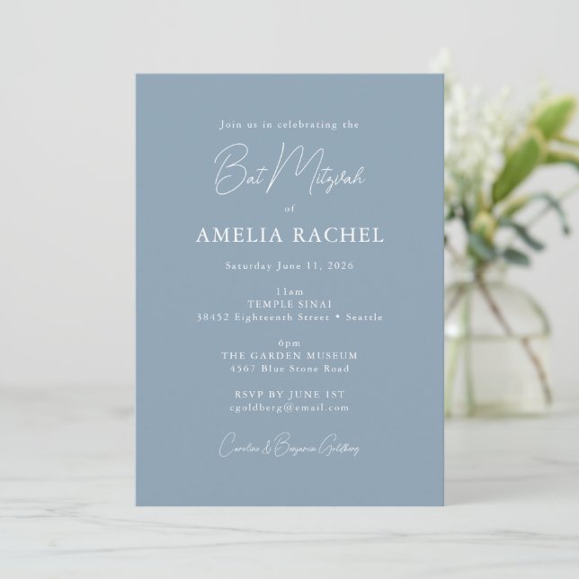 Invitación Guión minimalista Dusty Blue Modern Bat Mitzvah (Anverso de pie)