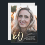 Invitación Guión minimalista Negro y Oro 60 cumpleaños<br><div class="desc">La minimalista y moderna invitación a la fiesta de cumpleaños número 60 incluye un elegante número de Relieve metalizado de oro falso en escritura manuscrita y detalles de tu fiesta en el clásico tipo de letra serif con color de fondo negro, una invitación de cumpleaños para adultos simple y elegante,...</div>