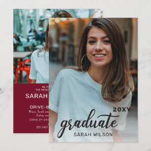 Invitación Guión moderno de Borgoña Graduación de dos fotos